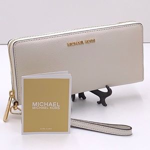 MICHAEL KORS LARGE TRAVEL CONTINENTAL WRISTLET WALLET OPTIC WHITE COLOR